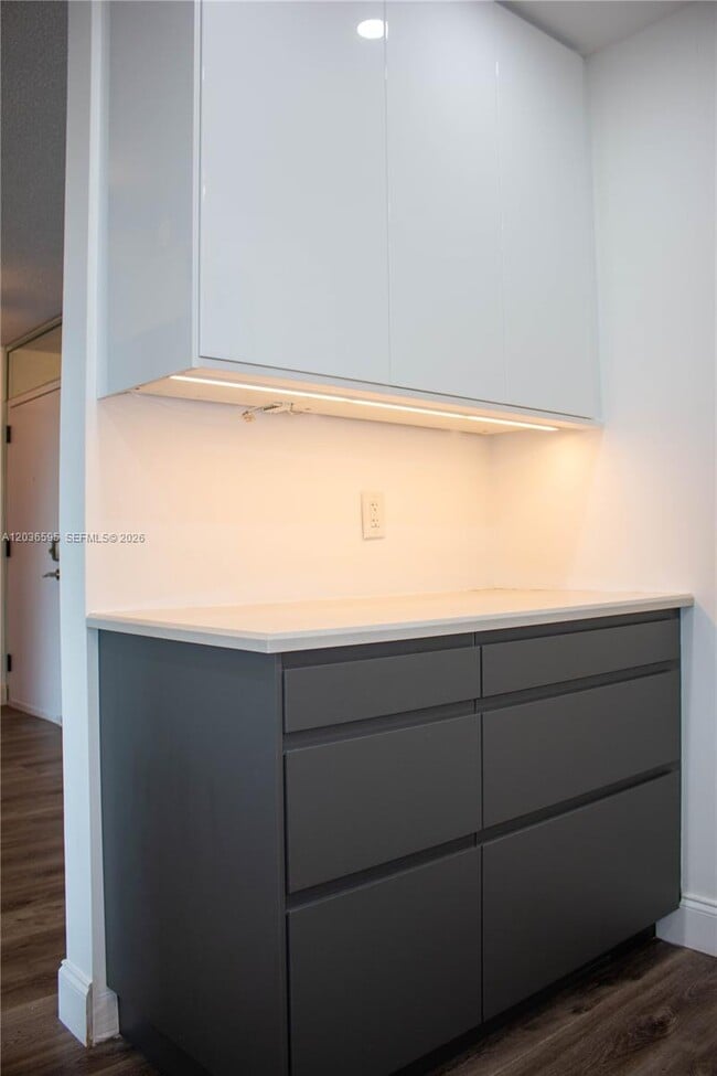 Building Photo - 4164 Inverrary Dr