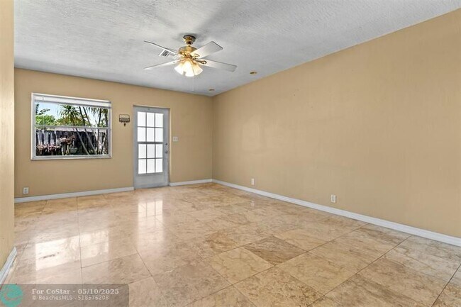 Building Photo - 736 NE 13th Ct