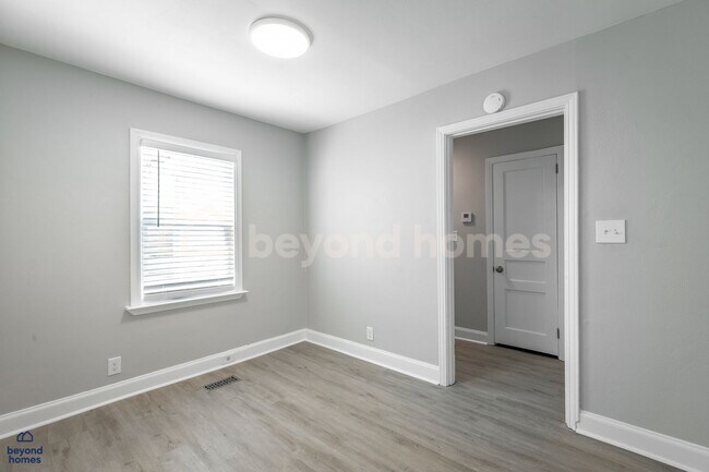 Building Photo - Beautiful and Newly Renovated 3 bedroom / ...