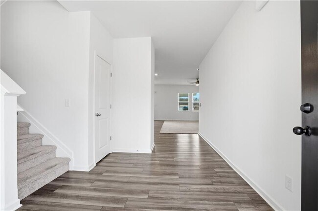 Building Photo - 395 Knightsbridge Ln