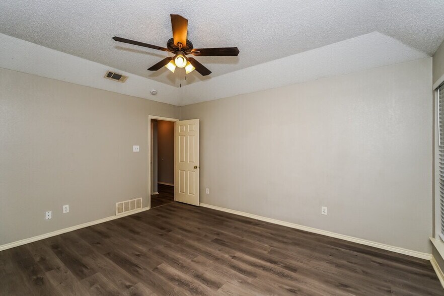 Building Photo - 709 Daniels Dr