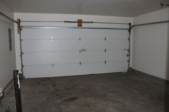 Building Photo - Three bedroom townhouse