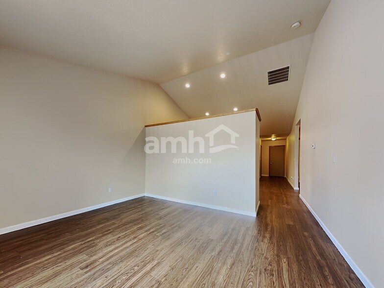 Building Photo - 641 NW Meadows Dr