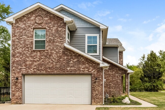 Building Photo - 601 Meadowbrook