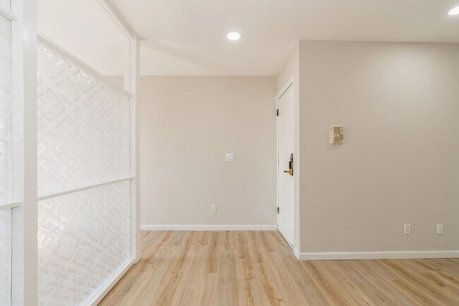 Building Photo - 40 Beacon Ave