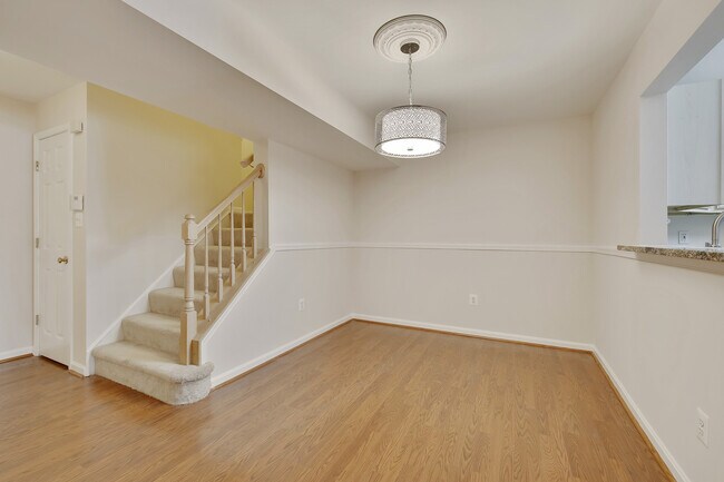 Building Photo - Top-Floor 3BD/3BA seconds to Downtown Crown!