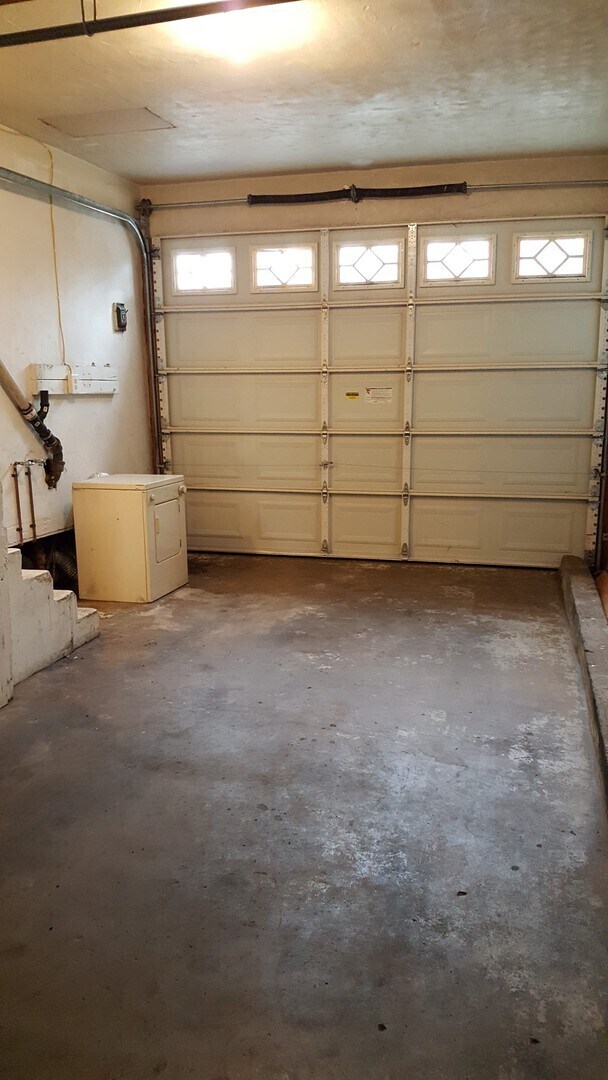 Building Photo - Charming 1bdr cottage with huge yard and garage!