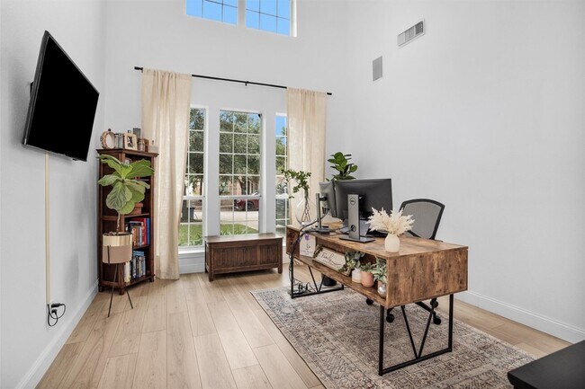 Building Photo - 3006 E Lake Falls Cir