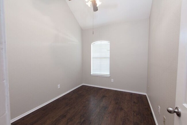 Building Photo - 653 Spring Valley Rd