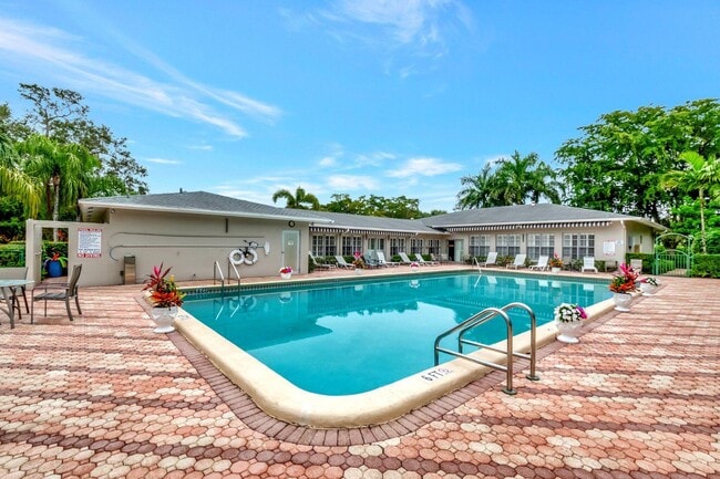 Building Photo - 2860 SW 22nd Ave