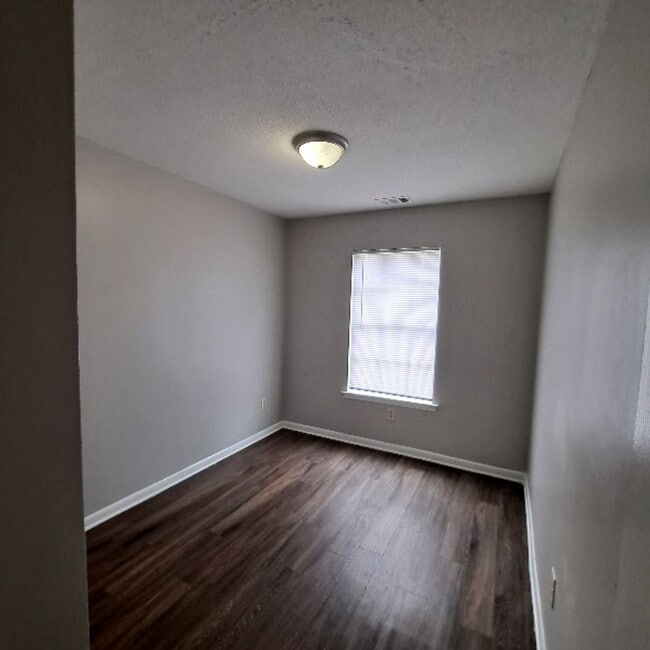 Building Photo - 606 Weaver Rd