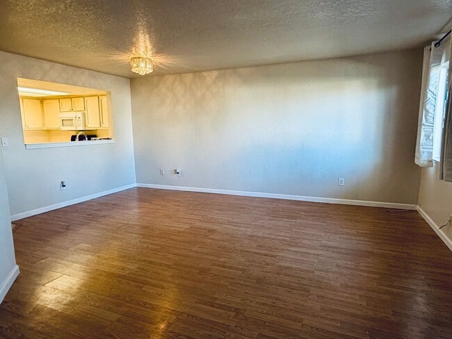 Building Photo - AVAILABLE NOW!!