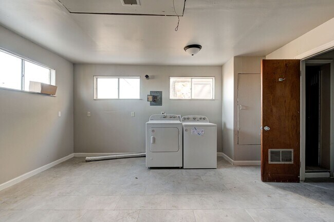 Building Photo - Newly remodeled Duplex in Midwest City