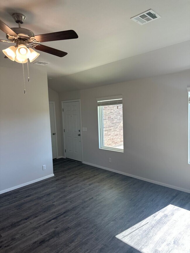 Building Photo - *NOW PRELEASING* Three Bedroom | Two Bath Home in Broken Arrow
