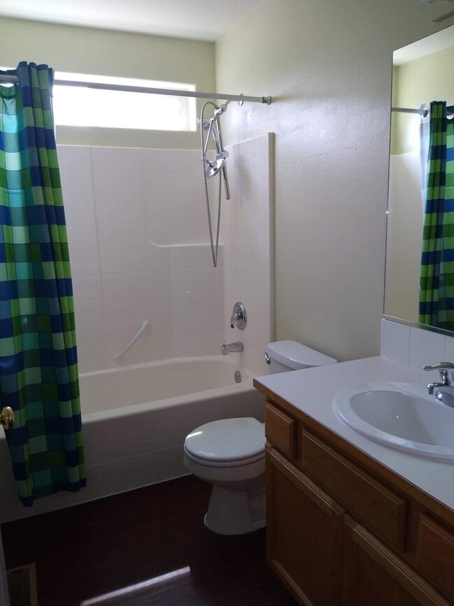 Building Photo - Spacious 4 bedroom 2.5 bedroom home in the Coeur d'Alene.