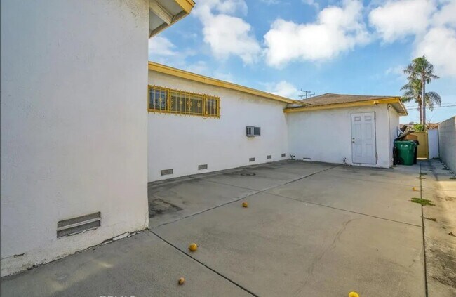 Building Photo - 1105 W 156th St