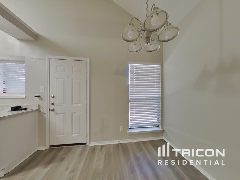 Building Photo - 906 Sylvan Creek Dr