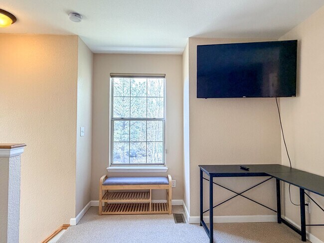 Building Photo - Open and Bright Corner Unit