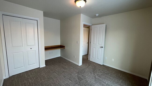 Building Photo - 3 Bed, 2.5 Bath - Beautiful Mountain Views - Close to JBER!