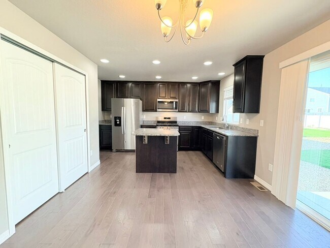 Building Photo - Beautiful 3 Bed, 2.5 Bath House in Windsor!