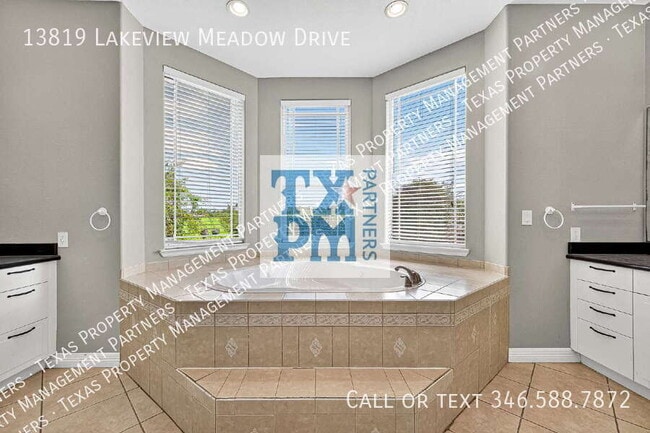 Building Photo - 13819 Lakeview Meadow Dr