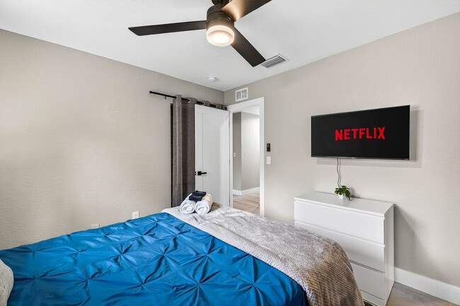 Building Photo - 318 S Burlingame Ave