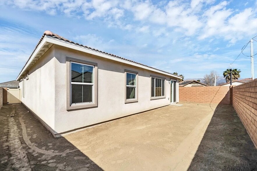 Building Photo - 3315 S Primrose Dr
