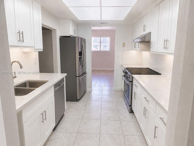 Building Photo - 932 W 80th Pl