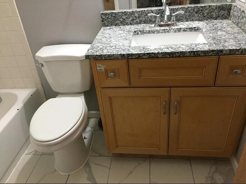 II floor full bathroom - 195 Rob Roy Ct