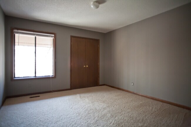 Building Photo - Spacious duplex just minutes from downtown