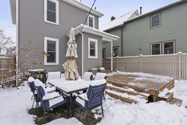 Building Photo - 664 Siebert St