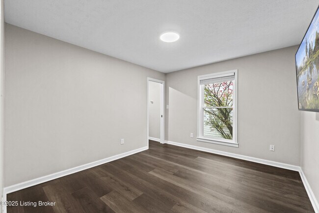 Building Photo - 1112 E Burnett Ave