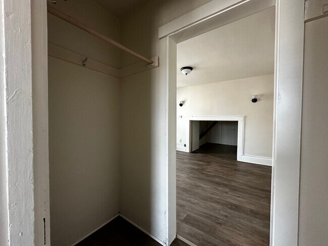 Building Photo - 808 Cherry St