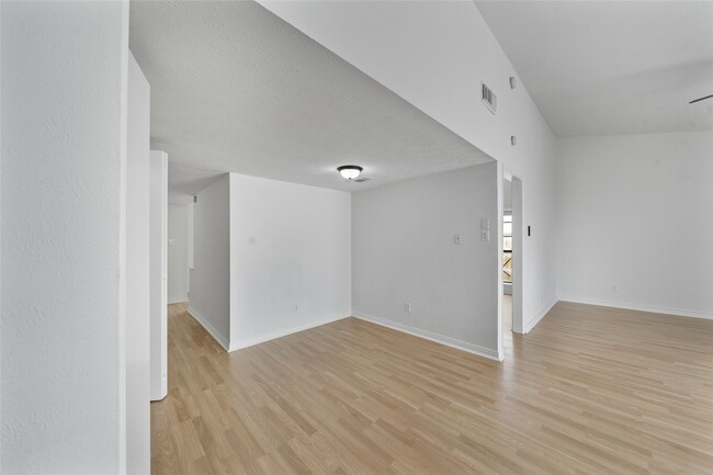 Building Photo - 6531 Vanlynn Ln