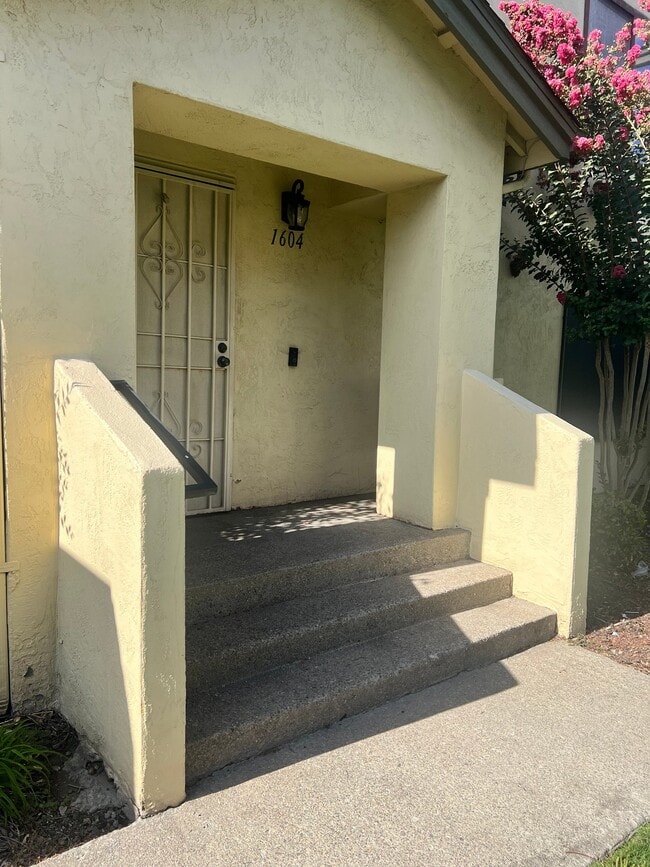 Building Photo - 1604 Porter Way