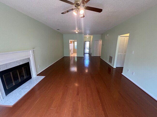 Building Photo - 833 Gas Light Ln