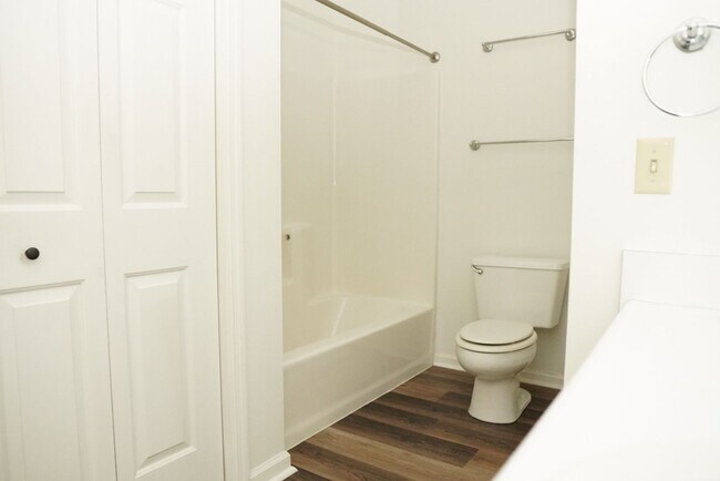 Building Photo - Two Bedroom Townhome!