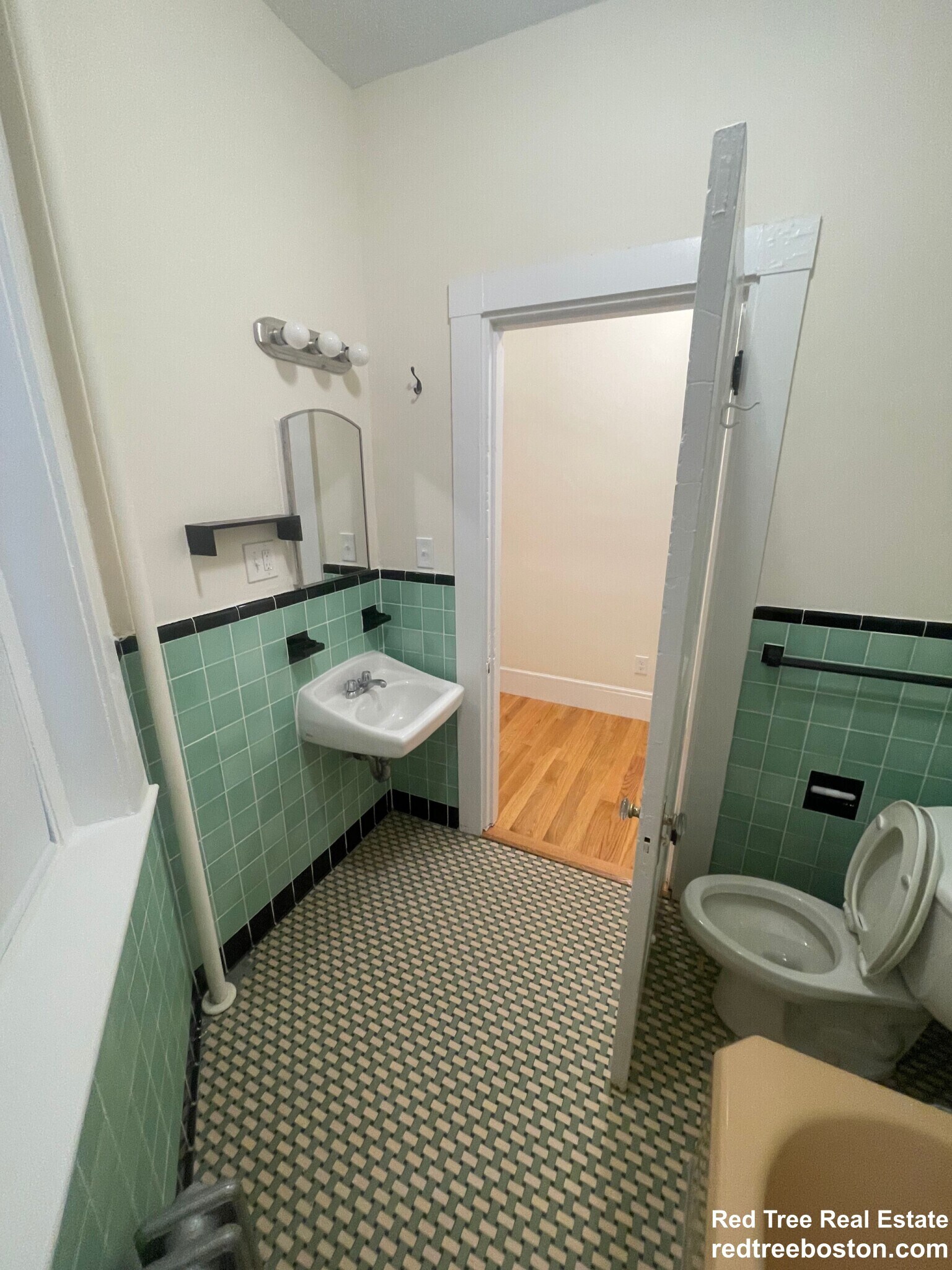 Building Photo - 504 Beacon St