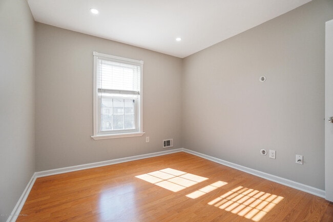 Building Photo - 1118 Wellington Pl