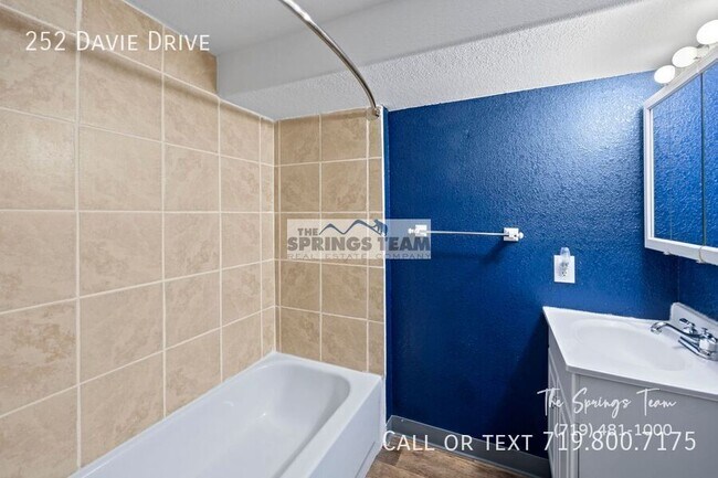 Building Photo - 252 Davie Dr