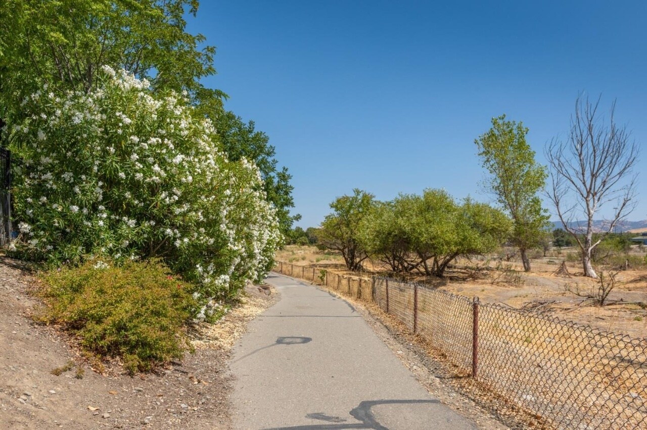 Building Photo - 1324 Chateau Cmn
