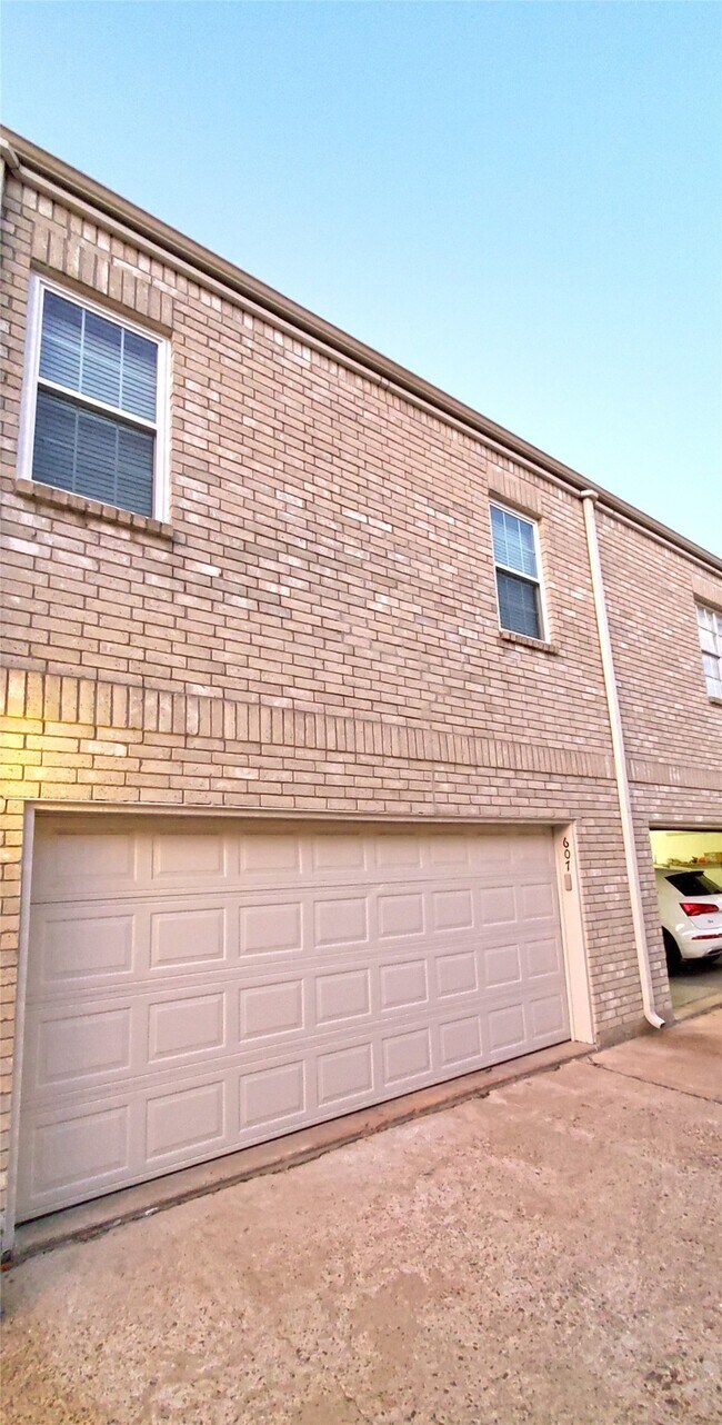 Building Photo - 3800 Tanglewilde St