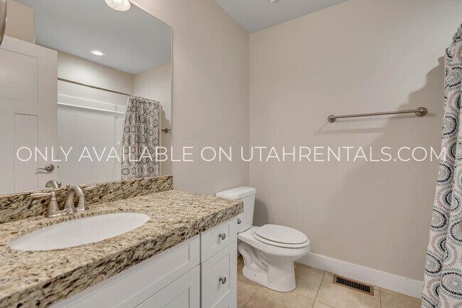 Building Photo - 874 S Aspen Wy