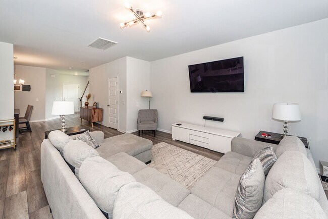 Building Photo - 6 Bedroom 4.5 Bath in Limehouse Village - Summerville