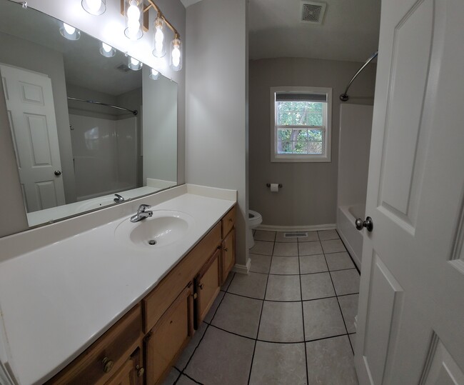 Main Bathroom - 100 Thompson Ln