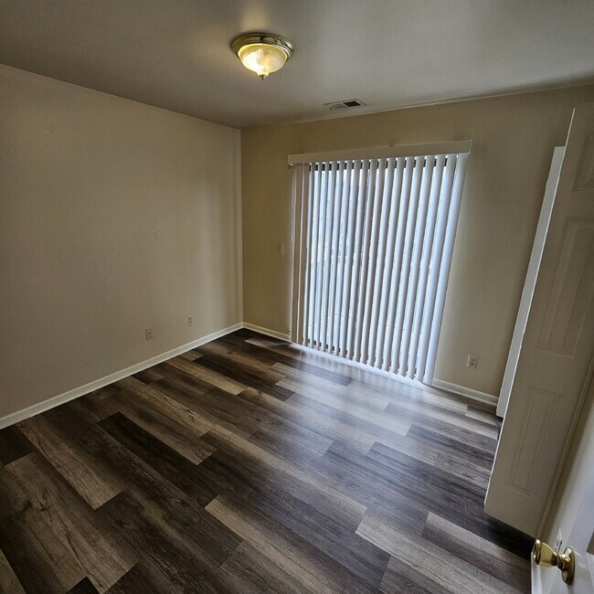 Building Photo - 2 Bedroom Upper Condo with Vaulted Ceiling...