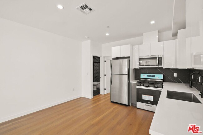 Building Photo - 1631 S New Hampshire Ave