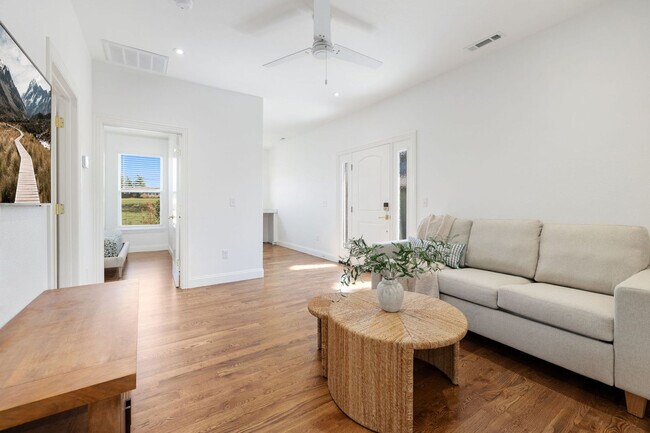 Building Photo - 802 NW D St