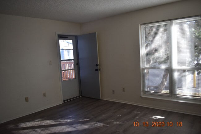 Building Photo - **MOVE IN INCENTIVE** Spacious 3 bedroom Condo - Half of February Rent FREE If Lease Signed By En...