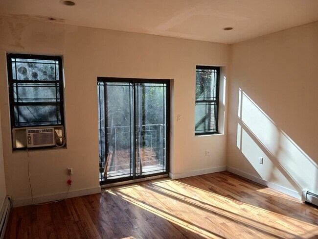 Building Photo - 126 Hart St